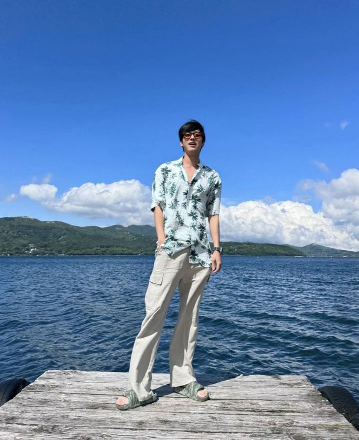 10 Ide OOTD Traveling ala Moon Ji Hoo, Kasual Minimalis!