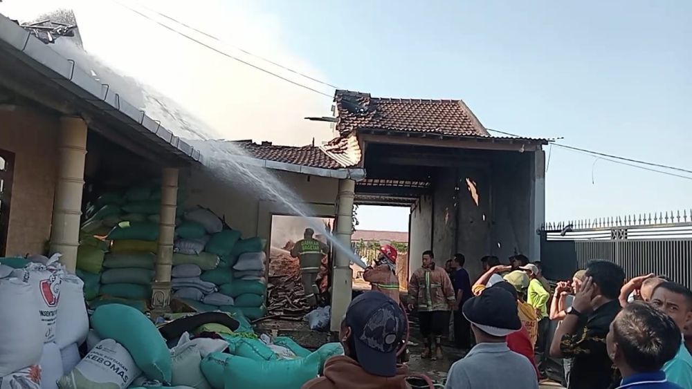 Puluhan Ton Padi dan Beras di Penggilingan Magetan Terbakar