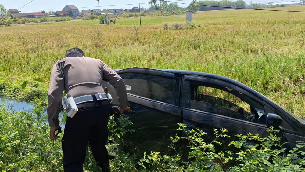 Bus Sugeng Rahayu Tabrak Brio hingga Masuk Persawahan di Ngawi