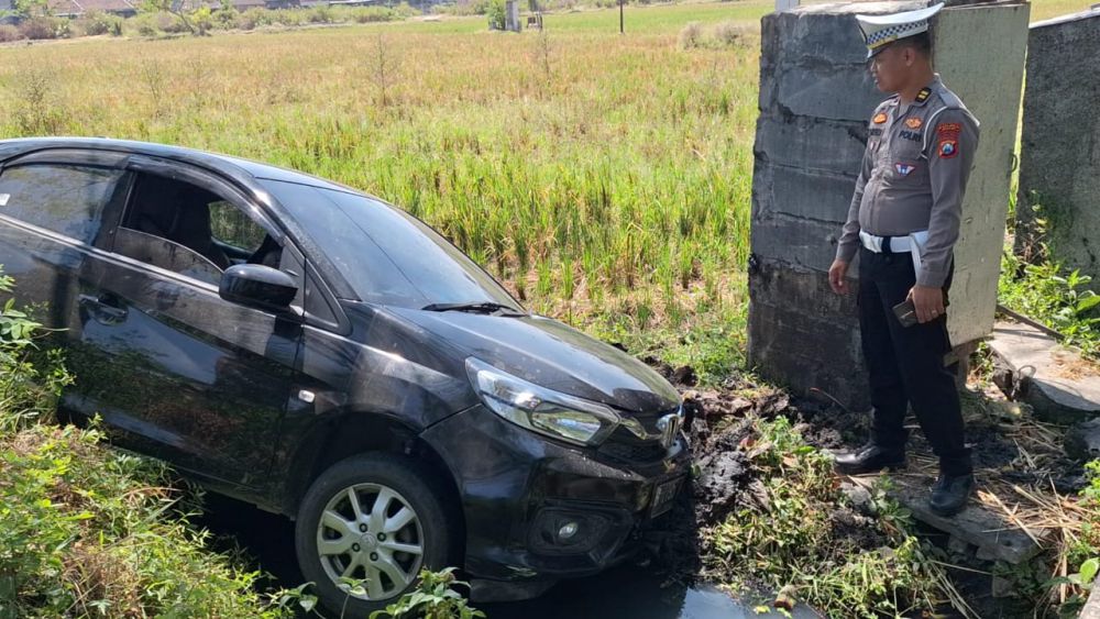 Bus Sugeng Rahayu Tabrak Brio hingga Masuk Persawahan di Ngawi