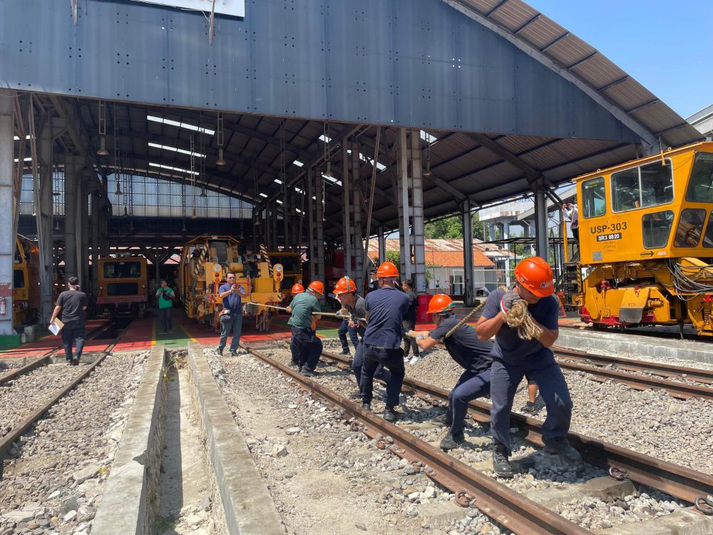 HUT RI ke-79, Pekerja KAI Cirebon Lomba Agustusan Tarik Kereta 45 Ton