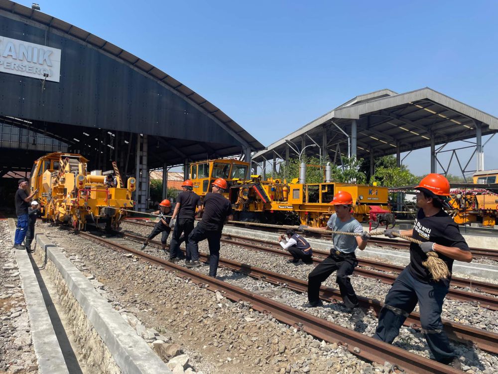 HUT RI ke-79, Pekerja KAI Cirebon Lomba Agustusan Tarik Kereta 45 Ton