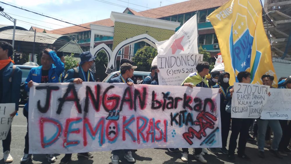 Massa Aksi Kawal Putusan MK Mulai Padati Depan Kantor DPRD Jatim