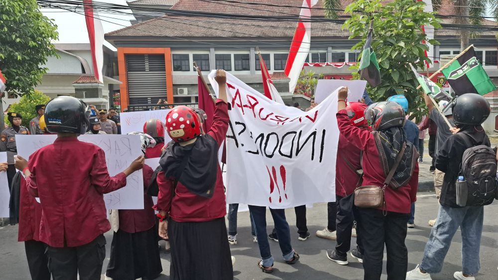 Kawal Putusan MK, Mahasiswa Ngawi Geruduk Kantor DPRD dan KPU