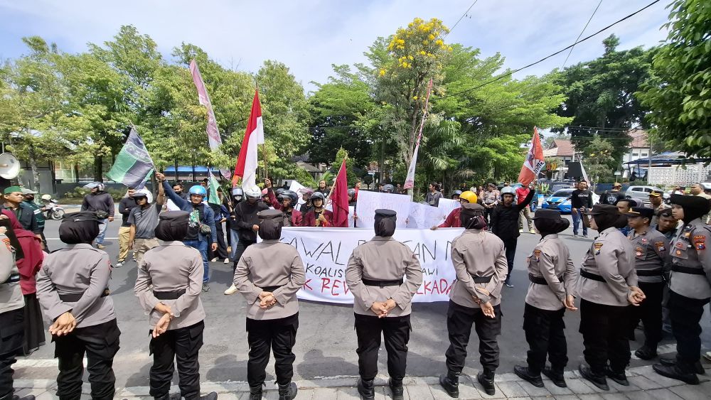 Kawal Putusan MK, Mahasiswa Ngawi Geruduk Kantor DPRD dan KPU