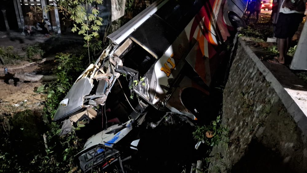 Bus Mira Tabrak Pohon di Ngawi, Kenek Meninggal