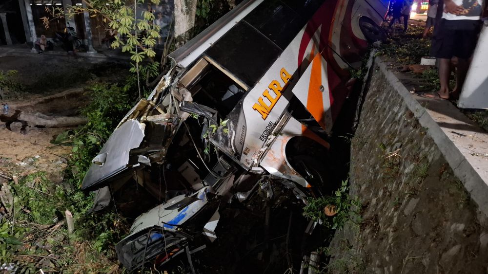 Bus Mira Tabrak Pohon di Ngawi, Kenek Meninggal