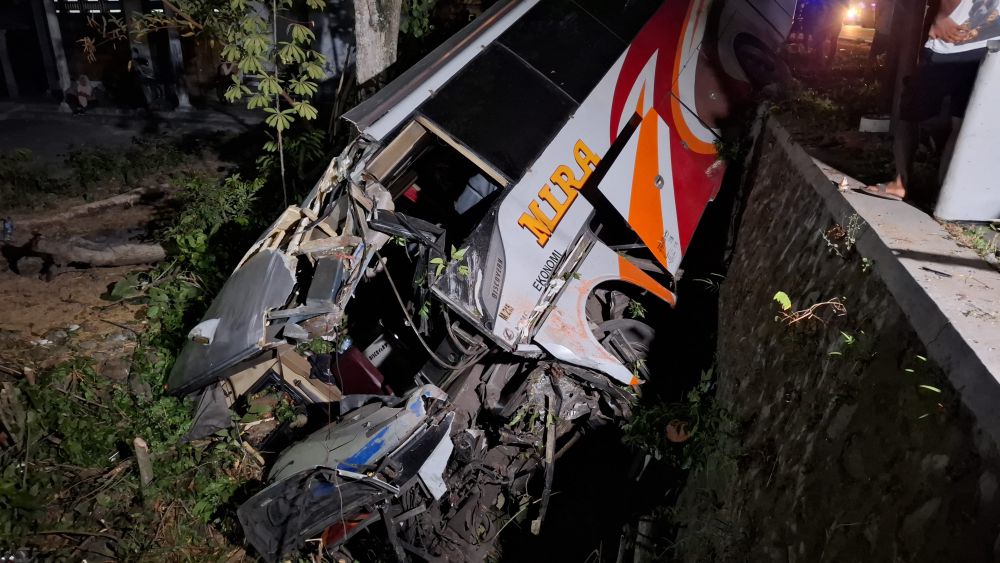 Bus Mira Tabrak Pohon di Ngawi, Kenek Meninggal