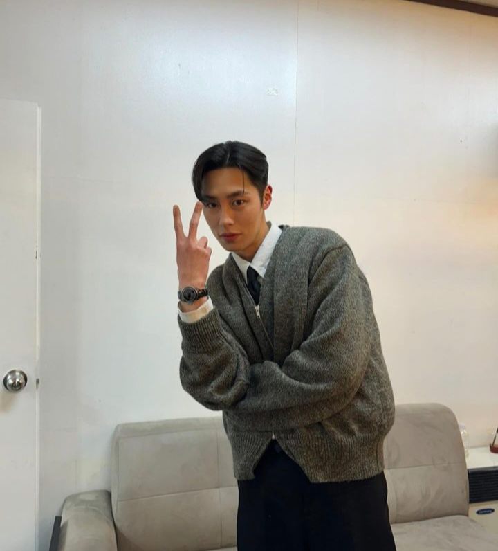 10 Ide Office Look ala Lee Jae Wook, Tetap Rapi dan Elegan!