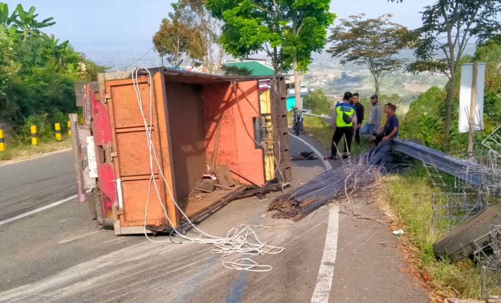 Truk Bermuatan 3 Ton Besi Terguling di Jalan Tembus Sarangan