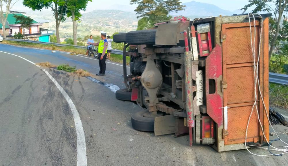 Truk Bermuatan 3 Ton Besi Terguling di Jalan Tembus Sarangan