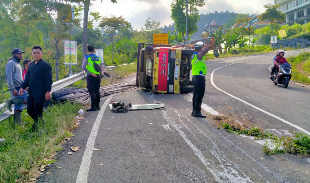 Truk Bermuatan 3 Ton Besi Terguling di Jalan Tembus Sarangan