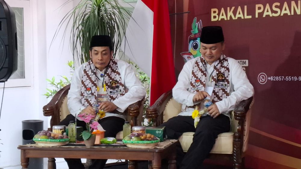 Pasangan Bonus Mendaftar ke KPU Kota Madiun di Hari Terakhir