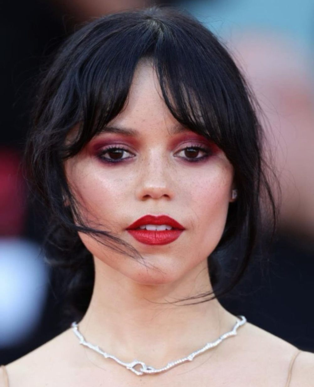 7 Inspirasi Makeup Gothic Ala Jenna Ortega untuk Halloween, Stunning