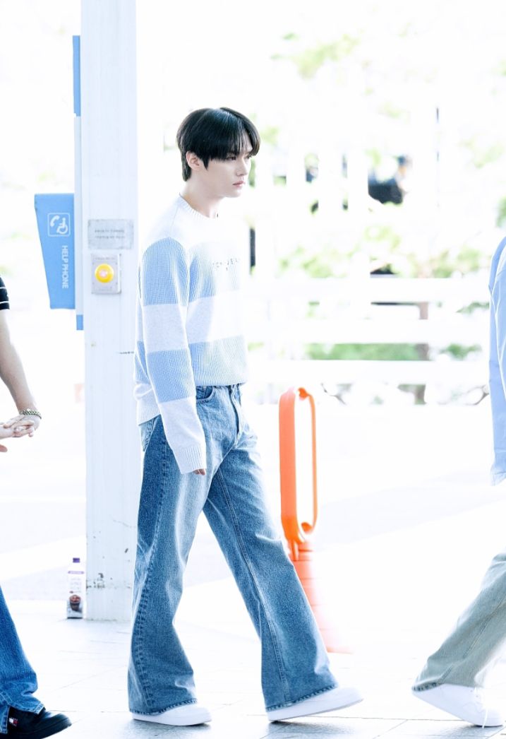 10 Gaya Airport Fashion ala Lee Know Stray Kids, Modis Maksimal!