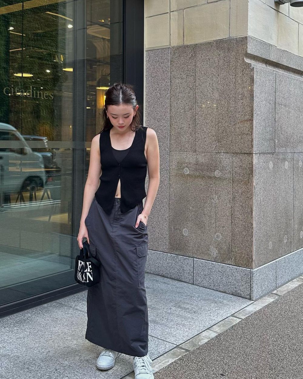 7 Inspirasi Outfit Nuansa Hitam ala Clarice Cutie, So Classy!