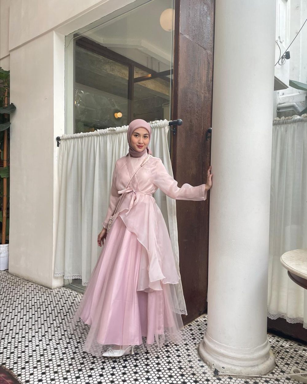 7 Gaya Kondangan Hijab Pakai Outfit Organza ala Selebgram Inas Rana