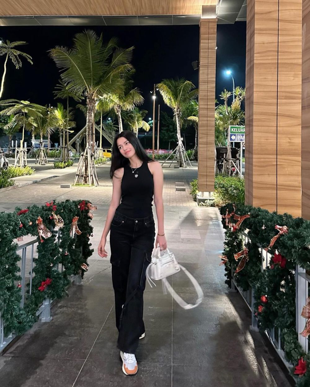 7 Referensi All Black Outfit ala Susan Sameh, Girly hingga Edgy