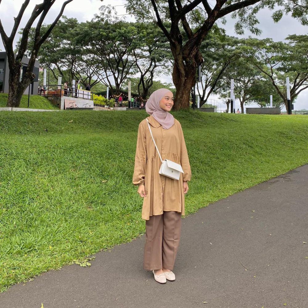 8 Gaya OOTD Hijab Warna Cokelat Selebgram Ravira Naila, Anti Gagal!