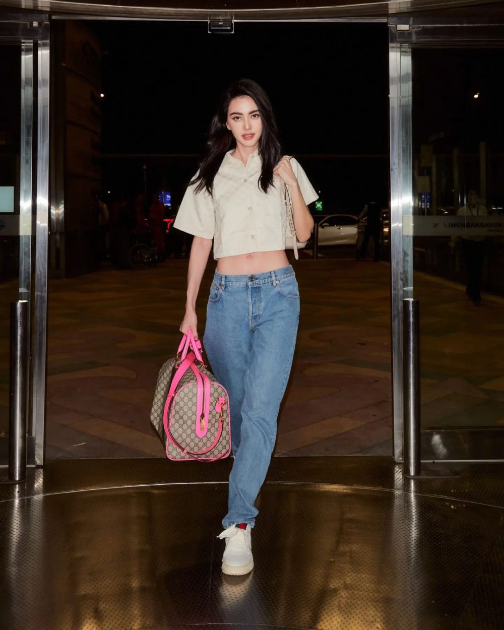 10 Padu Padan Celana Jeans ala Davika Hoorne, Chic dan Trendi Abis!