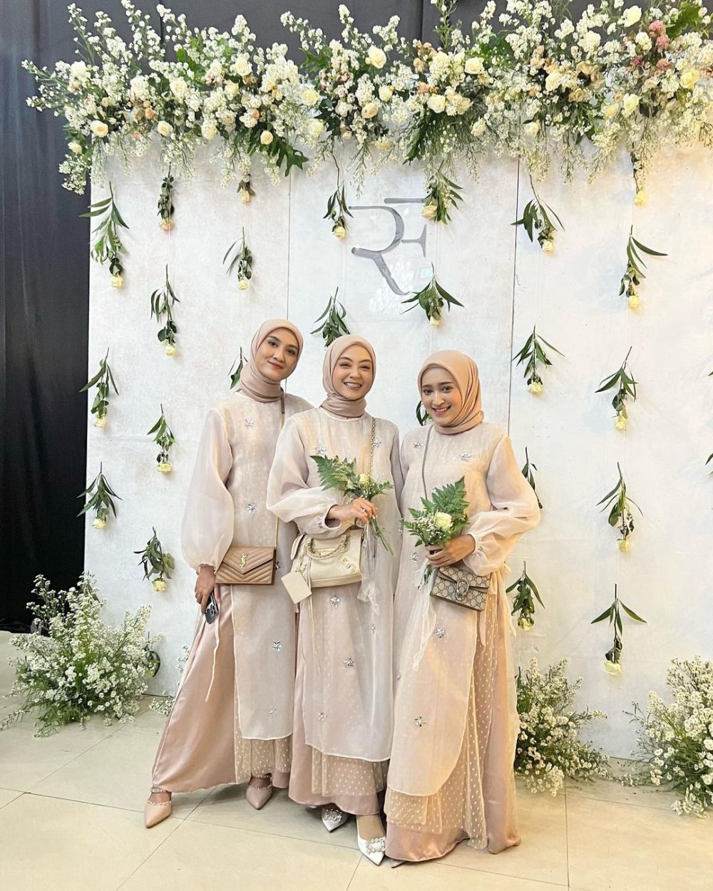 7 Gaya Kondangan Hijab Pakai Outfit Organza ala Selebgram Inas Rana