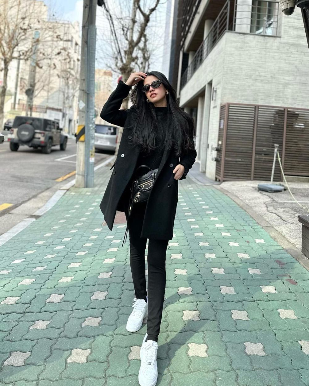 7 Referensi All Black Outfit ala Susan Sameh, Girly hingga Edgy