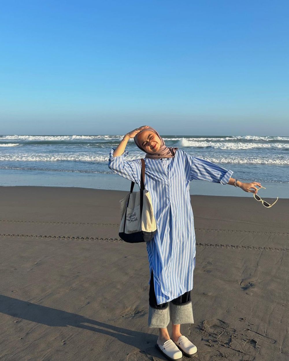 9 OOTD Hijab dengan Tunik dan Dress ala Maryam Nurul, Effortless!