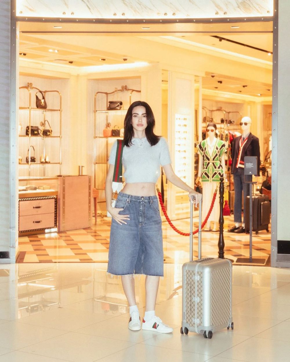 10 Padu Padan Celana Jeans ala Davika Hoorne, Chic dan Trendi Abis!