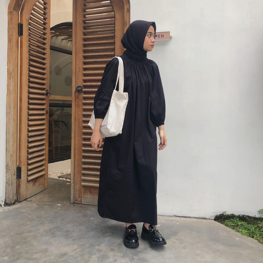 9 OOTD Hijab dengan Tunik dan Dress ala Maryam Nurul, Effortless!