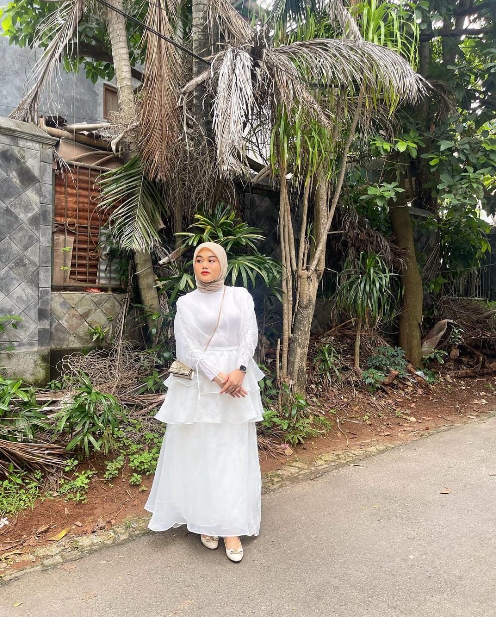 9 Referensi OOTD Hijab Warna Putih ala Fatya Biya, Super Stylish!