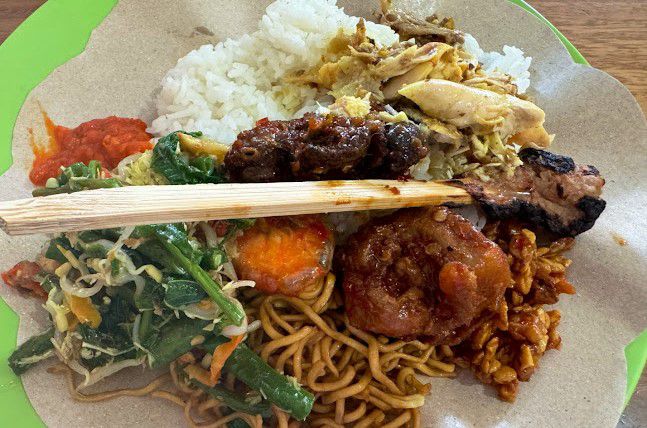 6 Nasi Campur Bali Halal Rp10 Ribuan, Ada yang Legendaris