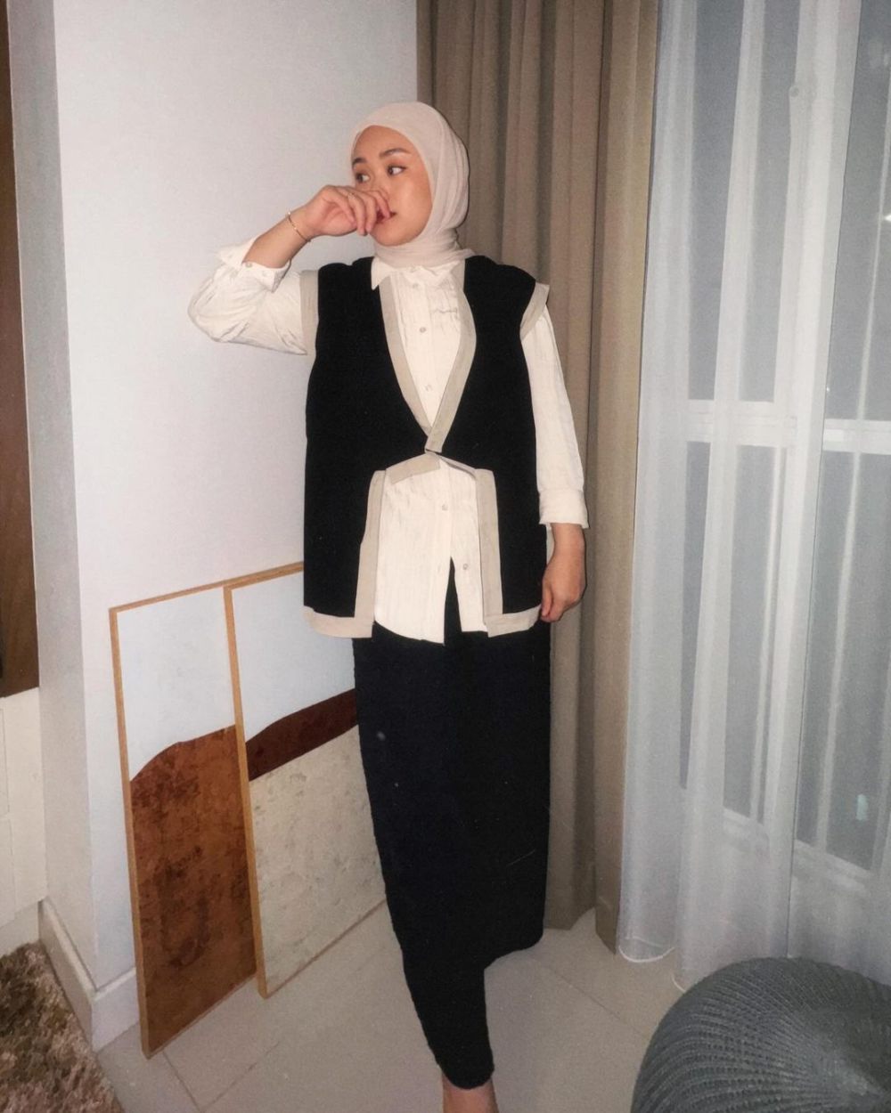 8 Ide Hijab Style ala Fatya Biya Pakai Outfit Warna Hitam, On Point!