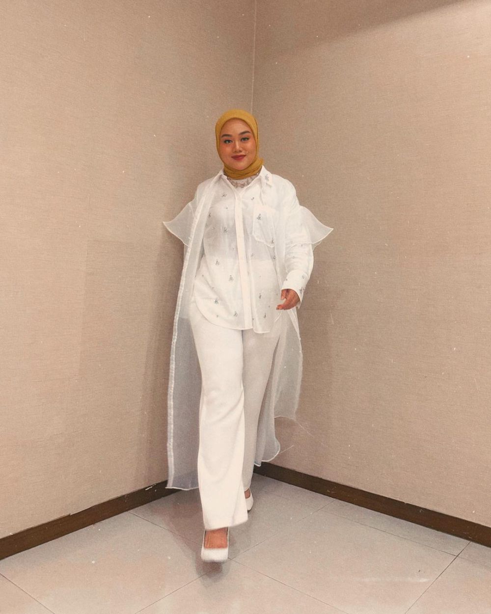 9 Referensi OOTD Hijab Warna Putih ala Fatya Biya, Super Stylish!