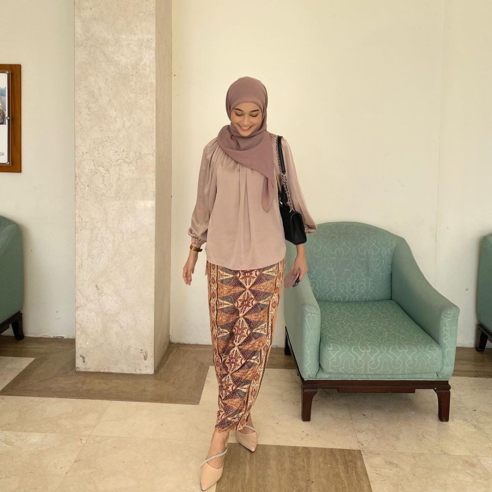 8 Gaya OOTD Hijab Warna Cokelat Selebgram Ravira Naila, Anti Gagal!