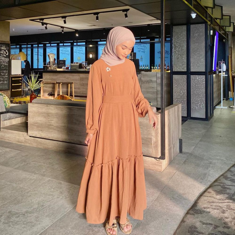 8 Gaya OOTD Hijab Warna Cokelat Selebgram Ravira Naila, Anti Gagal!