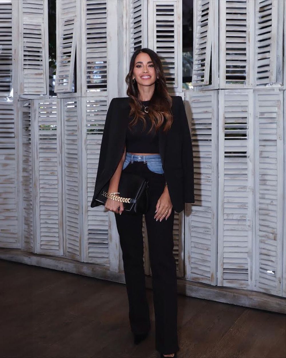 7 Ide Outfit Hitam ala Antonella Roccuzzo, Istri Messi yang Modis