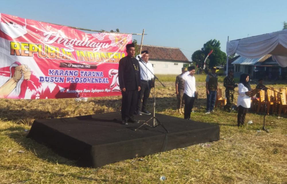 Satu Kampung di Jombang Upacara HUT Kemerdekaan RI di Sawah