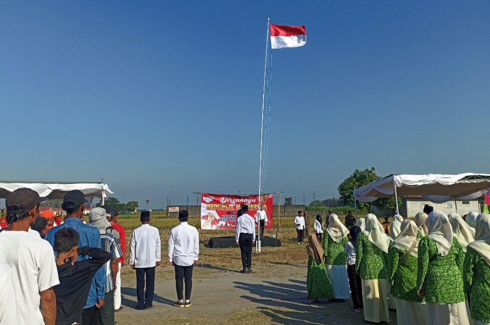 Satu Kampung di Jombang Upacara HUT Kemerdekaan RI di Sawah