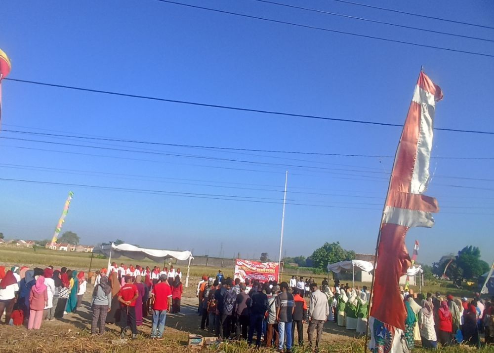 Satu Kampung di Jombang Upacara HUT Kemerdekaan RI di Sawah