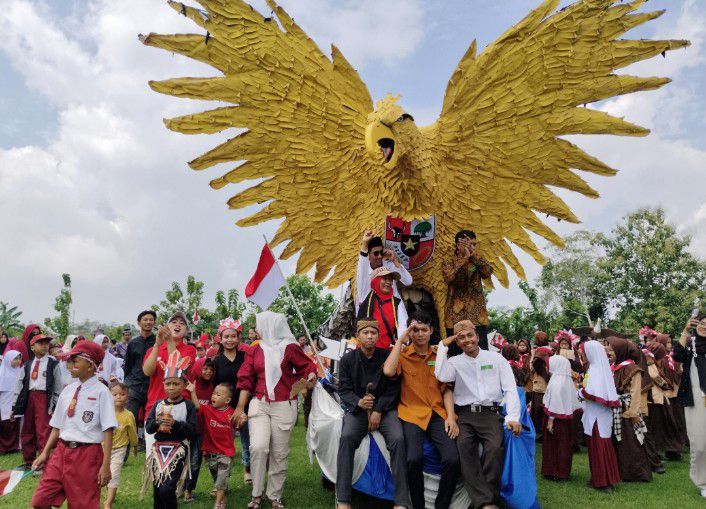 Warga Kampung Kolam Sulap Kain Perca Jadi Garuda Raksasa