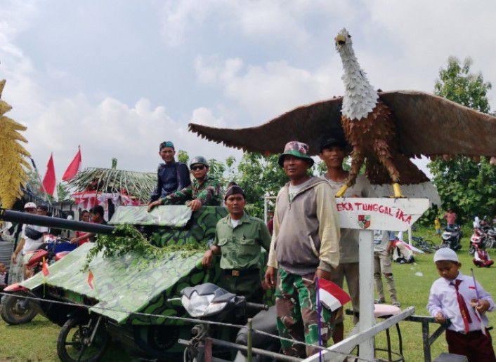 Warga Kampung Kolam Sulap Kain Perca Jadi Garuda Raksasa