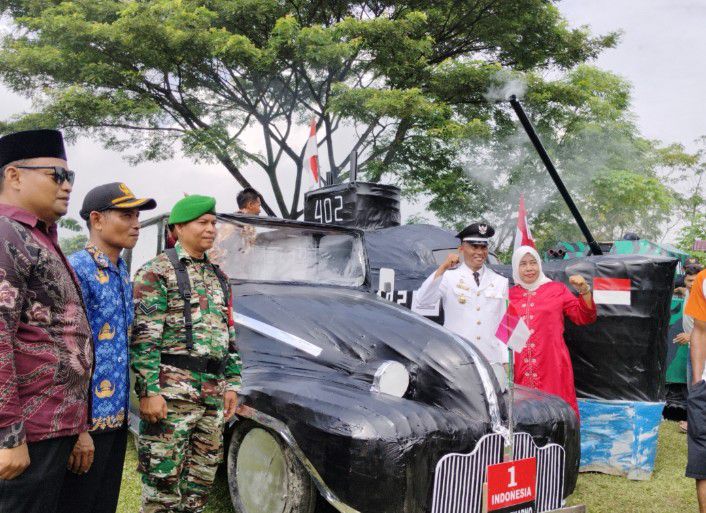 Warga Kampung Kolam Sulap Kain Perca Jadi Garuda Raksasa