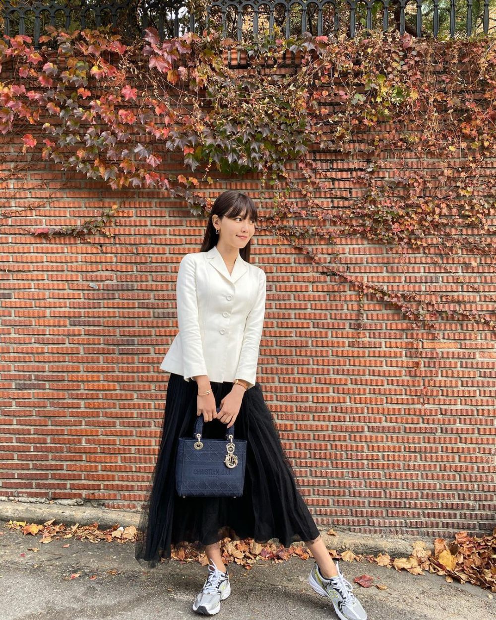 10 Ide Outfit Minimalis ala Choi Sooyoung, Santai namun Elegan!