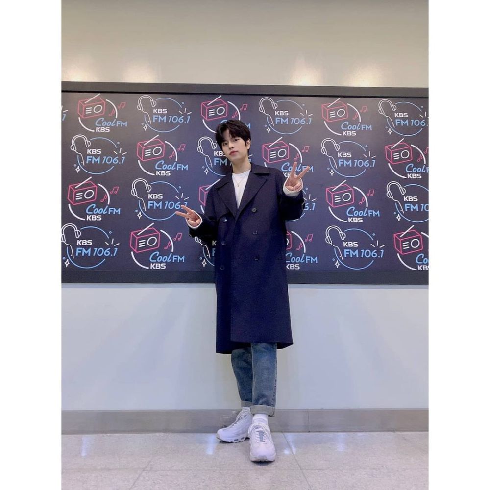 9 Mix and Match Outer Hitam ala Seungmin Stray Kids, Manly dan Modis!