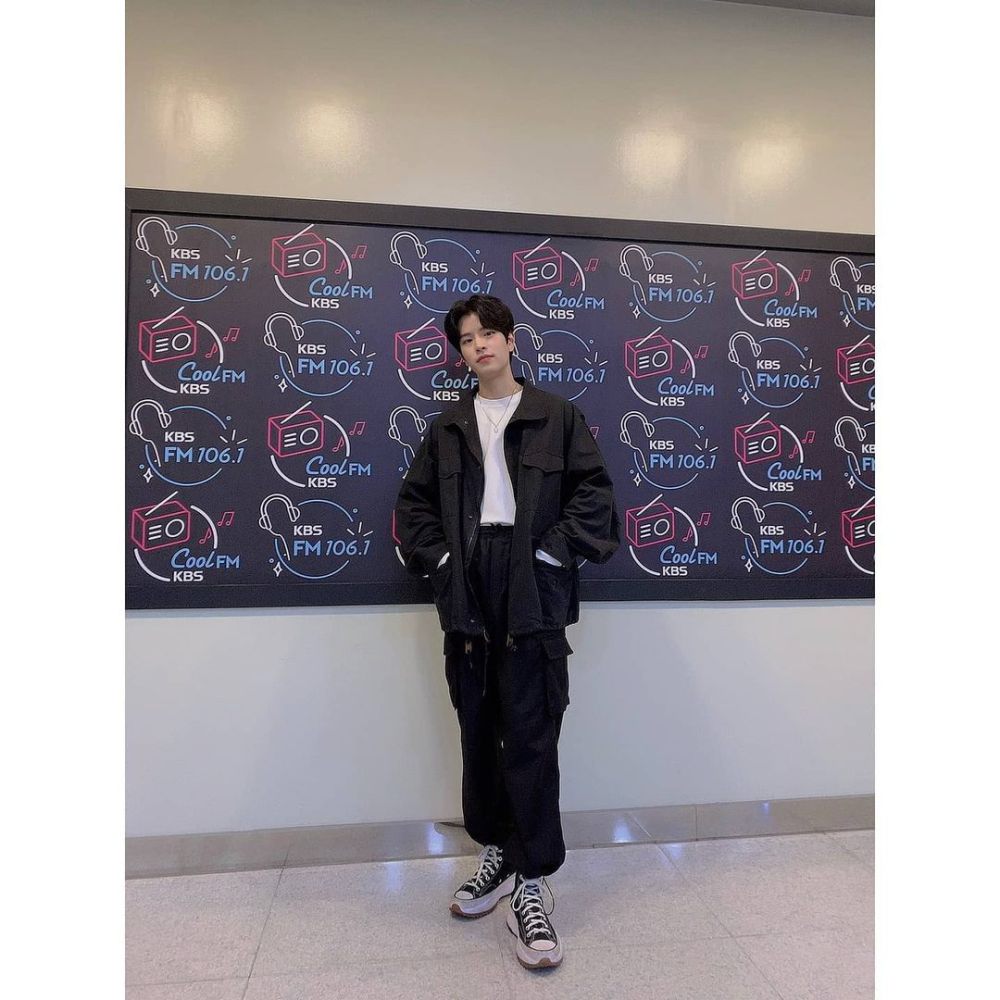 9 Mix and Match Outer Hitam ala Seungmin Stray Kids, Manly dan Modis!