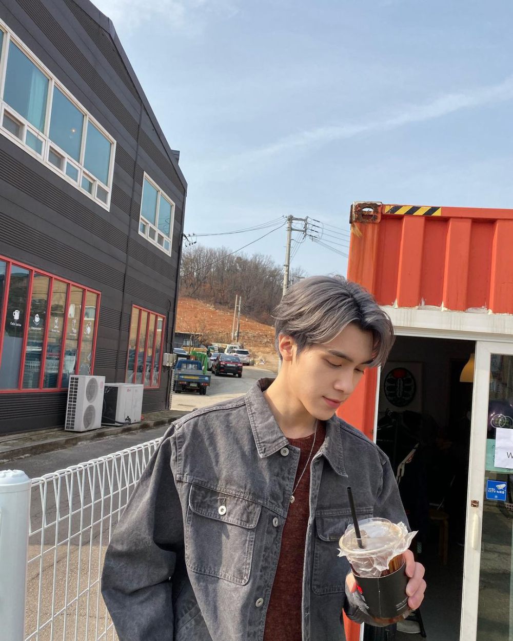 7 Mix and Match Outfit Denim ala Hendery WayV, Intip Stylenya!