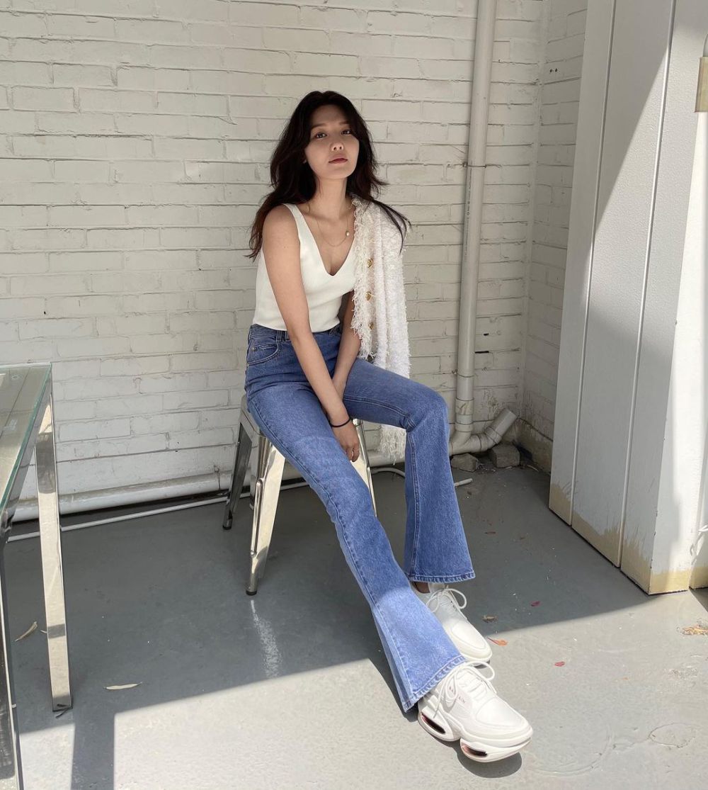 10 Ide Outfit Minimalis ala Choi Sooyoung, Santai namun Elegan!