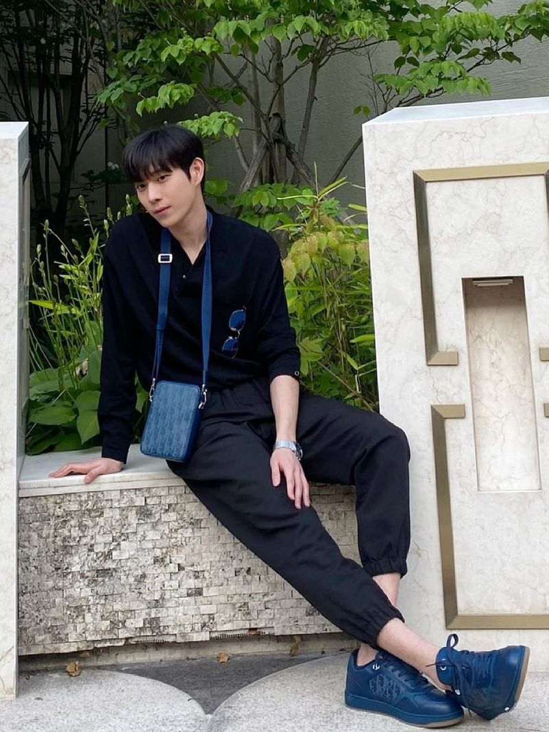 7 Ide OOTD Pakai Tas ala Kim Young Dae, Formal hingga Street Style!