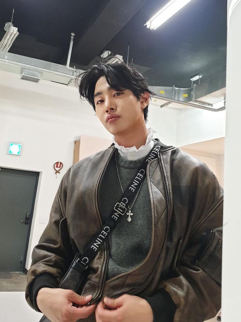 7 Inspirasi OOTD Leather ala Ahn Hyo Seop, Chic dan Manly!