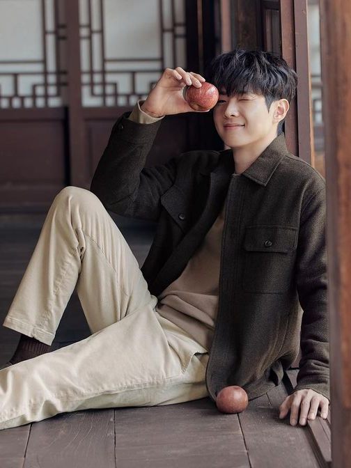 7 Inspirasi OOTD Earth Tone ala Choi Woo Shik, Andalan Cowok Bumi!